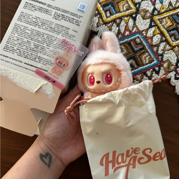 NEW | THE MONSTERS Have a Seat - Dada - Picture 3 of 5